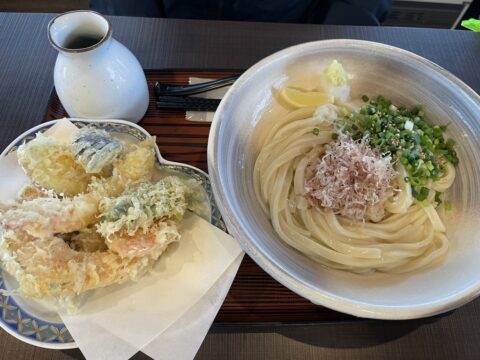 Cold udon with shrimp and vegetable tempura in Niseko Hirafu